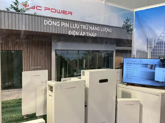 Các ứng dụng trưng bày tại triển lãm bao phủ từ quy mô hộ gia đình, khu thương mại, khu công nghiệp cho đến các dự án điện mặt trời áp mái và trang trại năng lượng mặt trời quy mô lớn. (Ảnh: PV/Vietnam+)