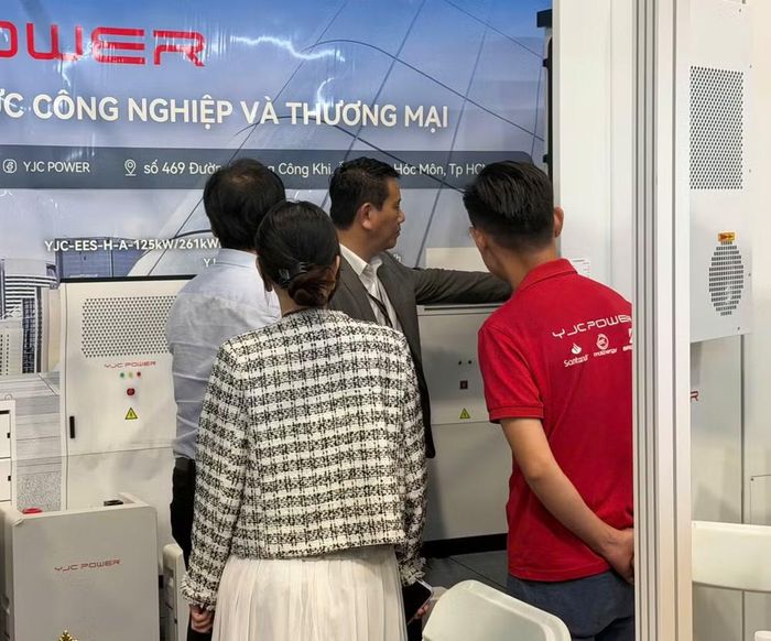 Khách tham quan quan tâm các sản phẩm pin Lithium Iron Phosphate đáp ứng nhu cầu của hộ gia đình và doanh nghiệp trong bối cảnh giá điện có nhiều biến động. (Ảnh: PV/Vietnam+)