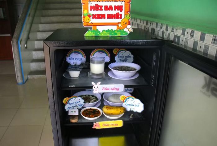 Tủ trưng bày bữa ăn bán trú theo mô hình "Tick xanh trách nhiệm" tại trường mầm non Tân Phú, Thành phố Hồ Chí Minh. (Ảnh: Hương Giang/TTXVN)