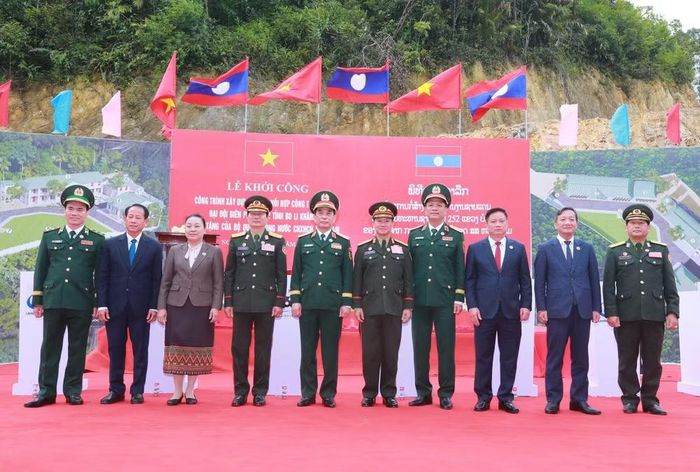 Hai Phó Thủ tướng, Bộ trưởng Quốc phòng và các đại biểu tại Lễ khởi công công trình Trạm phối hợp công tác, Đại đội Biên phòng 252. (Ảnh: Trọng Đức/TTXVN)