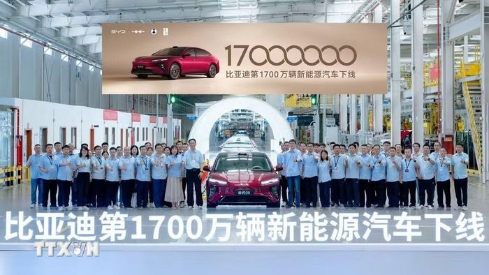 Xe năng lượng mới thứ 17 triệu của BYD đã lăn bánh khỏi dây chuyền sản xuất tại nhà máy Tây An (Trung Quốc). (Ảnh: TTXVN phát)