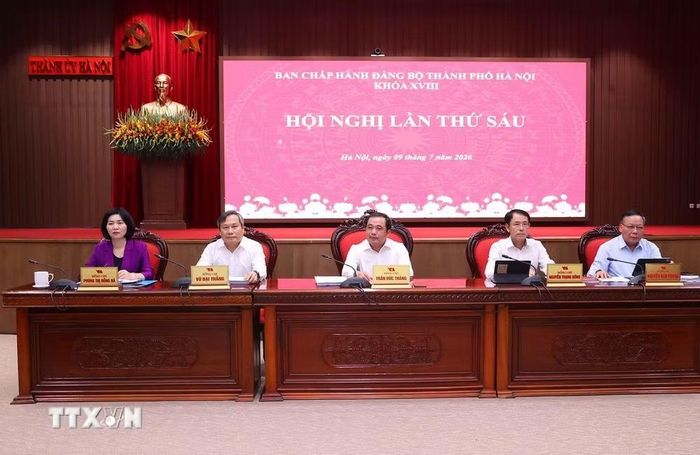 Các đồng chí Thường trực Thành ủy Hà Nội chủ trì hội nghị. (Ảnh: Văn Điệp/TTXVN)