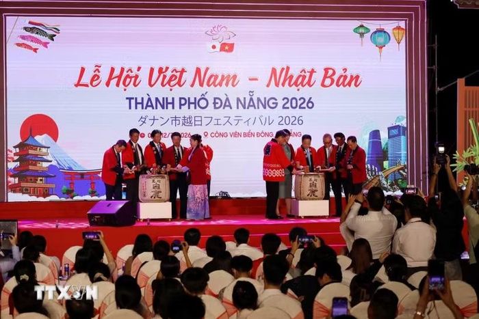 Đại biểu thực hiện nghi thức đập rượu khai mạc Lễ hội. (Ảnh: Trần Lê Lâm/TTXVN)