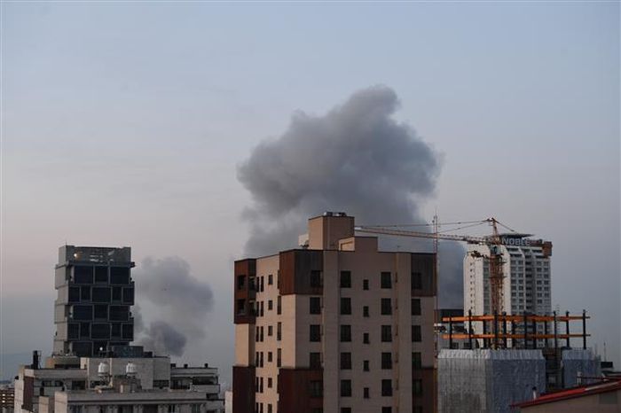 Khói bốc lên sau cuộc không kích do Mỹ - Israel tiến hành nhằm vào thủ đô Tehran, Iran ngày 1/4/2026. Ảnh tư liệu: THX/TTXVN phát