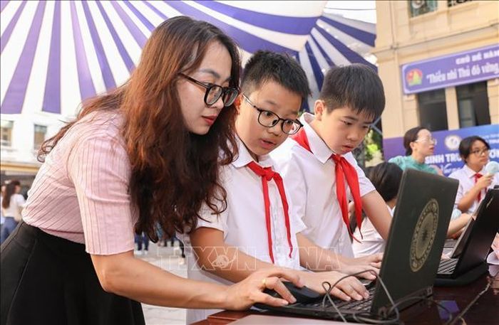 Học sinh trường THCS Trưng Vương trải nghiệm AI và các công nghệ mới hướng tới kỷ nguyên số trong ngày khai giảng năm học mới 2025 - 2026. Ảnh tư liệu: Thành Phương/TTXVN