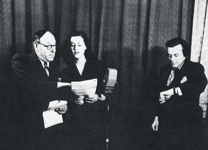 Bernauer cùng cha (bên trái) và nhà biên kịch Charles Kebbe (ngoài cùng bên phải). Ảnh: Cục Lưu trữ Quốc gia Mỹ