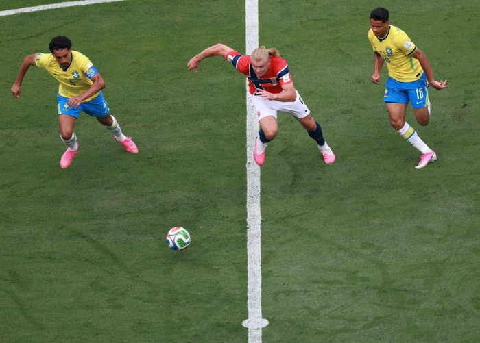 Cầu thủ Na Uy Erling Haaland (giữa) đi bóng trong vòng vây của các cầu thủ Brazil. Ảnh: THX/TTXVN phát