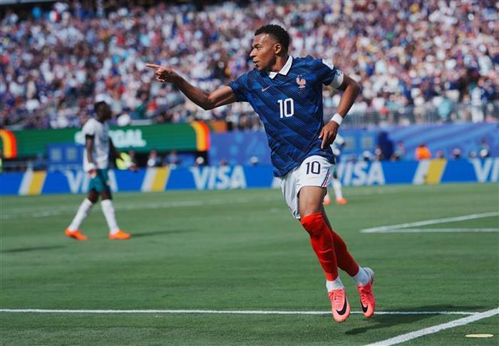 Tiền đạo số 10 của Pháp Kylian Mbappe ăn mừng bàn thắng vào lưới tuyển Senegal. Ảnh: THX/TTXVN