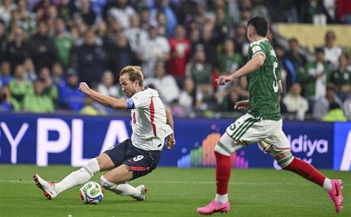 Cầu thủ Harry Kane (trái) đội tuyển Anh nỗ lực kiểm soát bóng trước sức ép của cầu thủ Mexico. Ảnh: THX/TTXVN phát