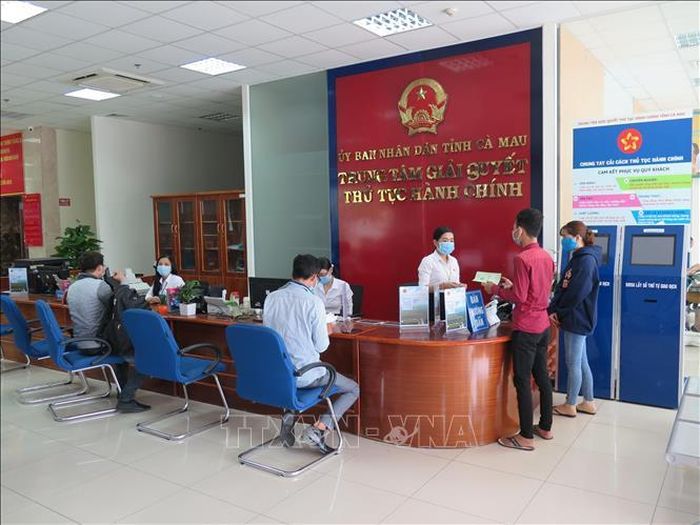 Bộ phận tiếp nhận ban đầu của Trung tâm giải quyết thủ tục hành chính tỉnh Cà Mau. Ảnh: Minh Hưng/TTXVN.