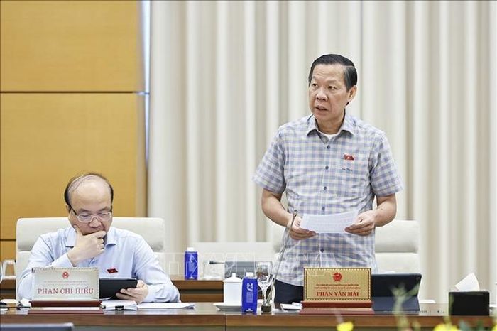 Chủ nhiệm Ủy ban Kinh tế và Tài chính của Quốc hội Phan Văn Mãi trình bày tóm tắt báo cáo thẩm tra sơ bộ, đề xuất các vấn đề cần Quốc hội tập trung thảo luận. Ảnh: Doãn Tấn/TTXVN