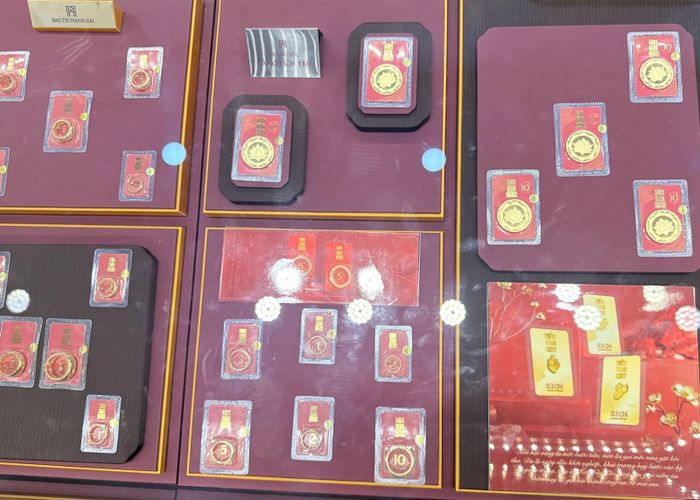 Vàng miếng và vàng trang sức được bán tại một doanh nghiệp kinh doanh vàng. Ảnh: Nguyễn Hoàng/Báo Tin tức và Dân tộc