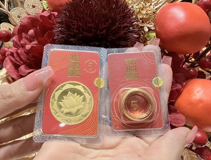 Vàng nhẫn, vàng miếng là mặt hàng bán chạy nhất trong các giao dịch. Ảnh: Nguyễn Hoàng/Báo Tin tức và Dân tộc