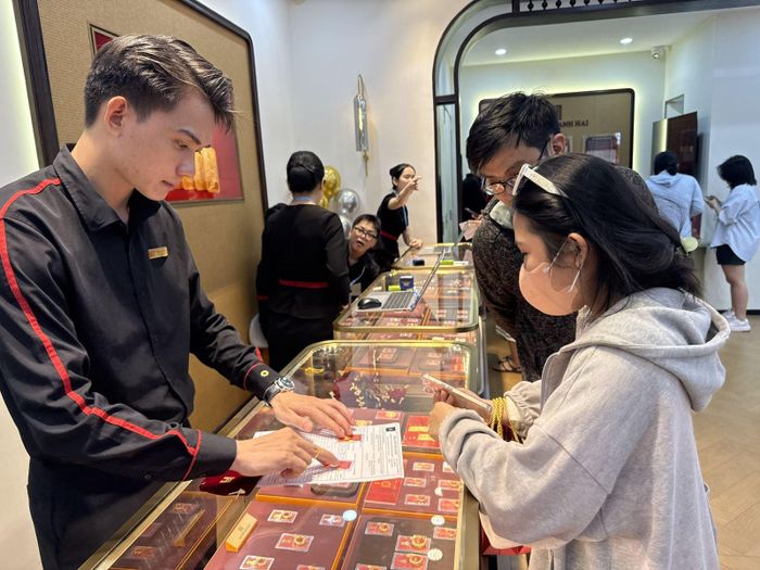 Các cửa hàng kinh doanh vàng đều có đủ nguồn hàng, đáp ứng nhu cầu giao dịch của người dân. Ảnh: Nguyễn Hoàng/Báo Tin tức và Dân tộc