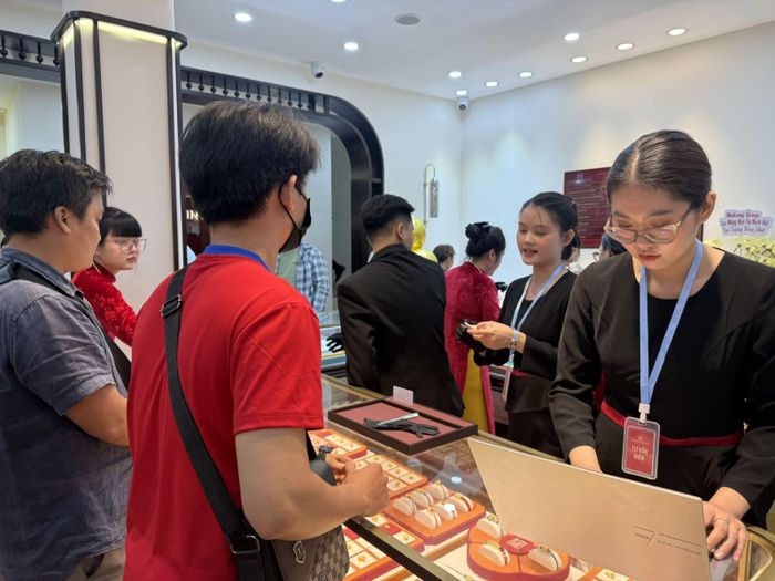 Người dân giao dịch vàng ở một cửa hàng của thương hiệu Bảo Tín Mạnh Hải tại TP Hồ Chí Minh. Ảnh: Nguyễn Hoàng/Báo Tin tức và Dân tộc