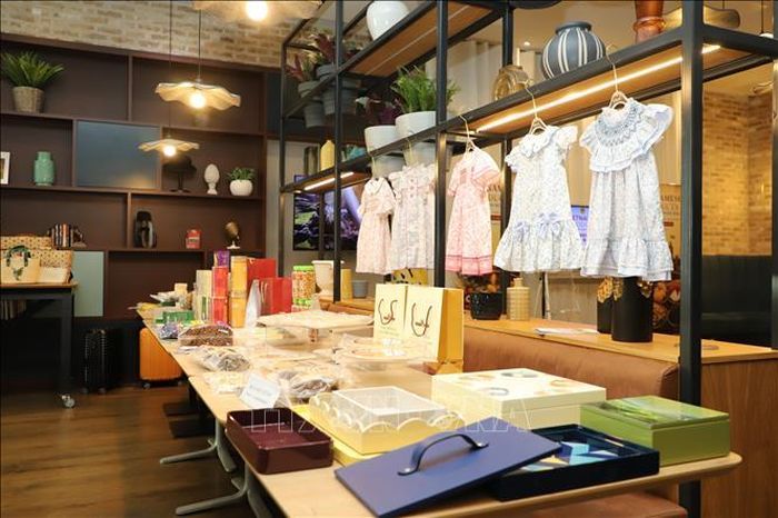 Khu trưng bày một số sản phẩm của Tuần quảng bá hàng Việt Nam tại Anh năm 2026. Ảnh: Hữu Tiến/PV TTXVN tại Anh