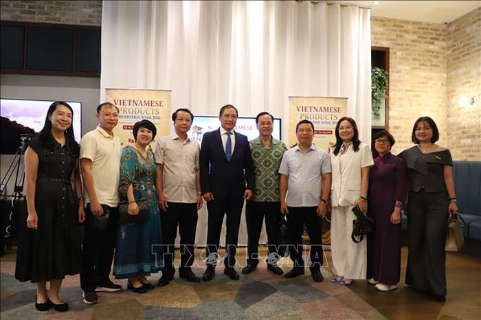 Ông Đỗ Minh Hùng, Đại sứ Việt Nam tại Anh (đứng giữa, cà vạt xanh), chụp ảnh lưu niệm với đoàn công tác trong nước tham dự Tuần quảng bá hàng Việt Nam tại Anh năm 2026. Ảnh: Hữu Tiến/PV TTXVN tại Anh
