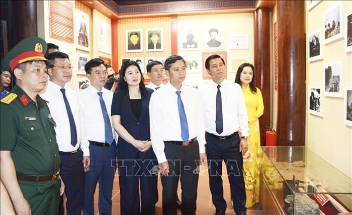 Các đại biểu tham quan Nhà lưu niệm gốc, Khu lưu niệm Tổng Bí thư Nguyễn Văn Cừ ở phường Phù Khê, tỉnh Bắc Ninh. Ảnh: Thanh Thương/TTXVN