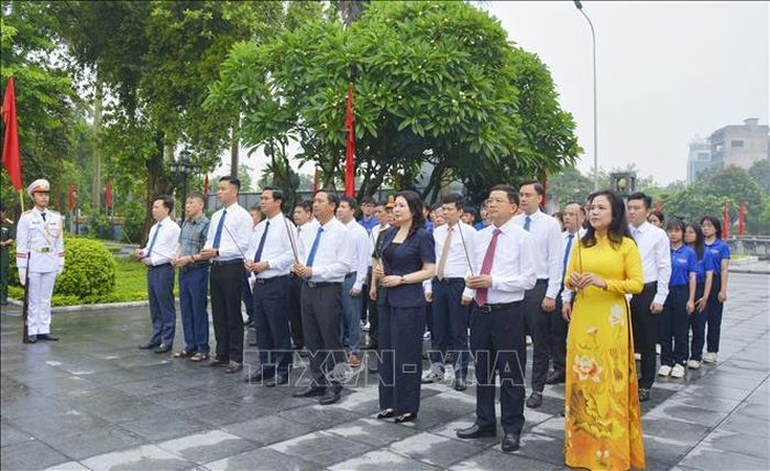 Các đại biểu dâng hương tưởng nhớ Tổng Bí thư Nguyễn Văn Cừ tại Khu lưu niệm Tổng Bí thư ở phường Phù Khê, tỉnh Bắc Ninh. Ảnh: Thanh Thương/TTXVN