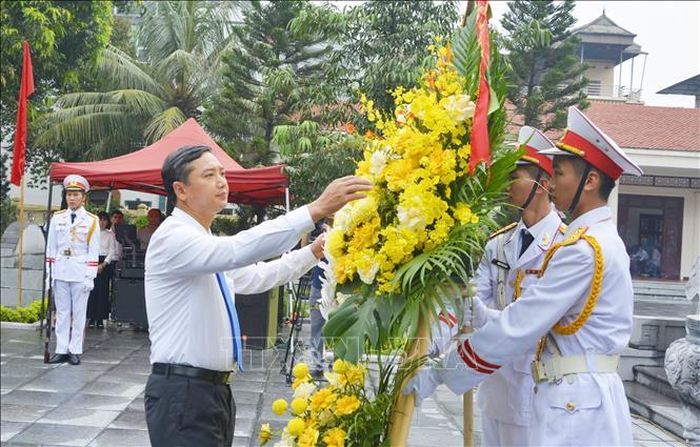 Phó Bí thư Tỉnh ủy, Chủ tịch HĐND tỉnh Bắc Ninh Nguyễn Việt Oanh dâng hoa tưởng nhớ Tổng Bí thư Nguyễn Văn Cừ, phường Phù Khê, tỉnh Bắc Ninh. Ảnh: Thanh Thương/TTXVN