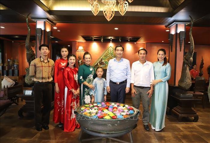 Đại sứ Phạm Việt Hùng (thứ 3 từ phải sang) thăm gia đình bà Đỗ Thị Tân, Chủ tịch Hội người Việt tỉnh Phuket. Ảnh: Đỗ Sinh/PV TTXVN tại Thái Lan