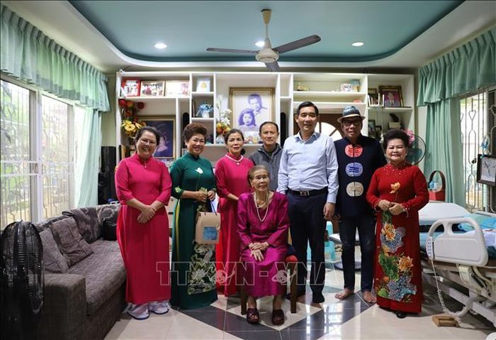 Đại sứ Phạm Việt Hùng (thứ 3 từ phải sang) thăm gia đình cụ Đào Thị Thơ tại tỉnh Phuket. Ảnh: Đỗ Sinh/PV TTXVN tại Thái Lan