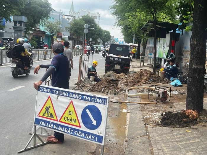 Lực lượng chức năng rào chắn, phong tỏa khu vực hố sụt trên đường Trường Chinh để bảo đảm an toàn cho người và phương tiện lưu thông.