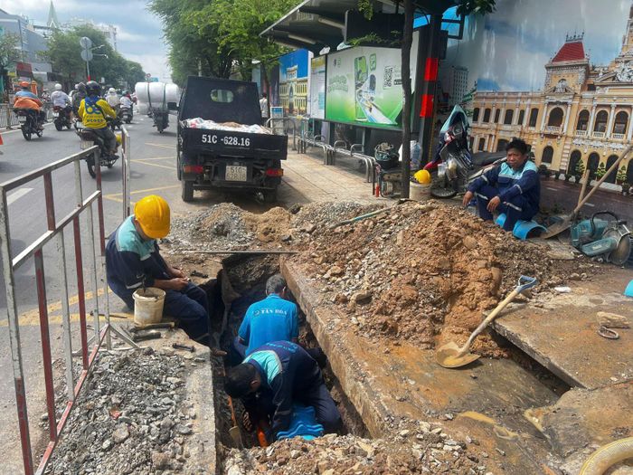 Các công nhân đào bóc mặt đường, xử lý sự cố đường ống nước ngầm và gia cố nền đường nhằm sớm khôi phục giao thông qua khu vực.