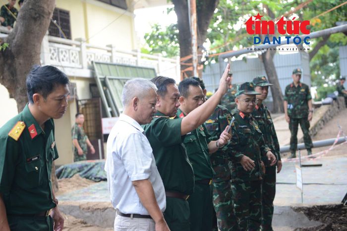Thiếu tướng Nguyễn Thành Trung, Chính ủy Bộ Tư lệnh TP Hồ Chí Minh, đưa tay ra hiệu cho xe múc dừng lại.