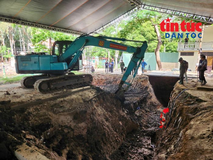 Vị trí đào mở rộng sát rãnh mộ đã phát hiện 11 bộ hài cốt liệt sĩ trước đó.
