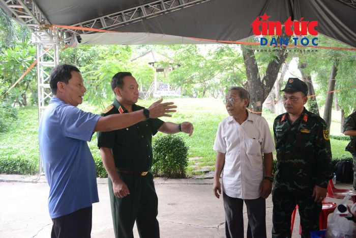 Các nhân chứng cùng Thiếu tướng Nguyễn Thành Trung, Chính ủy Bộ Tư lệnh TP Hồ Chí Minh khảo sát công tác mở rộng tìm kiếm các rãnh chôn liệt sĩ.