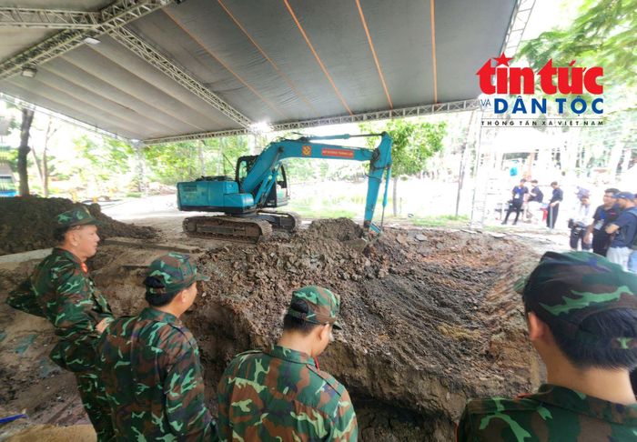 Máy múc được huy động để đào sâu xuống hơn 2m, sau đó lực lượng tìm kiếm sẽ tiến hành đào bằng tay.