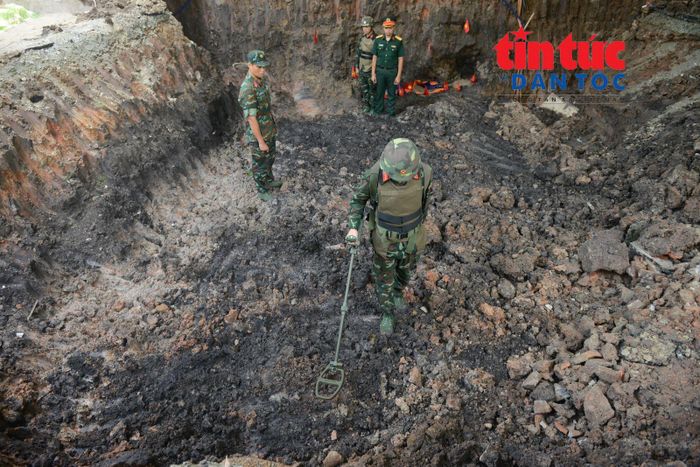 Lực lượng Công binh tiến hành rà phá bom mìn tại vị trí mở rộng.