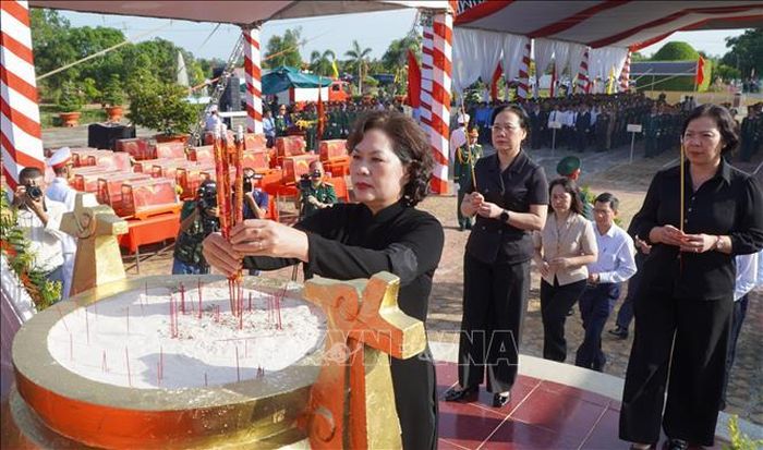 Ủy viên Trung ương Đảng, Phó Chủ tịch Quốc hội Nguyễn Thị Hồng thắp hương tri ân các Anh hùng liệt sĩ tại Nghĩa trang liệt sĩ Tam Nông. Ảnh: Nhựt An/TTXVN.