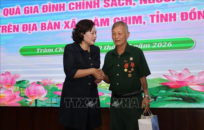 Phó Chủ tịch Quốc hội Nguyễn Thị Hồng tặng quà và thăm hỏi sức khỏe người có công với cách mạng ở xã Tràm Chim, tỉnh Đồng Tháp. Ảnh: Nhựt An/TTXVN.