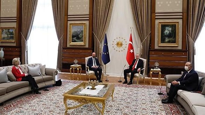 Chủ tịch Ủy ban Châu Âu Ursula von der Leyen ngồi trên ghế sofa, trong khi cựu Chủ tịch Hội đồng Châu Âu Charles Michel ngồi cạnh Tổng thống Thổ Nhĩ Kỳ Recep Tayyip Erdoğan vào ngày 6/5/2021 tại Ankara, Thổ Nhĩ Kỳ. Ảnh: Hội đồng Châu Âu.