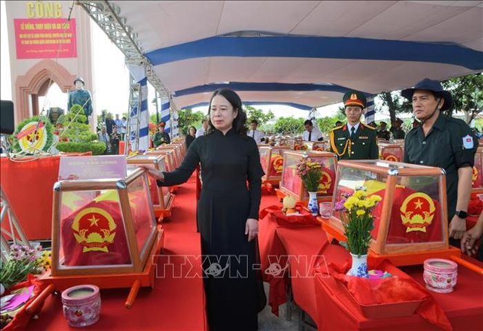 Bí thư Trung ương Đảng, Phó Chủ tịch nước Võ Thị Ánh Xuân truy điệu hài cốt liệt sĩ quân tình nguyện và chuyên gia Việt Nam tại Nghĩa trang Liệt sĩ Dốc Bà Đắc (phường Thới Sơn, tỉnh An Giang). Ảnh: Công Mạo/TTXVN