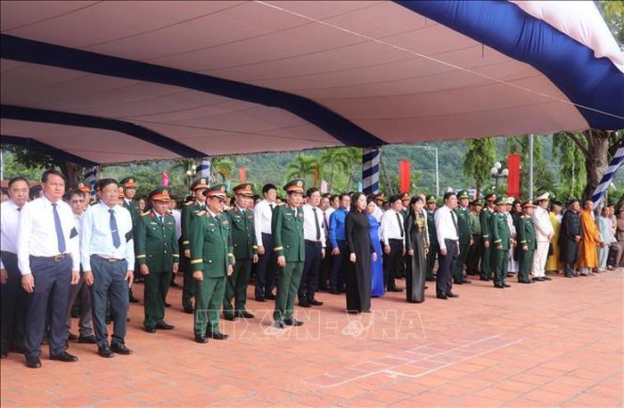 Bí thư Trung ương Đảng, Phó Chủ tịch nước Võ Thị Ánh Xuân cùng đại biểu dự Lễ truy điệu và an táng hài cốt liệt sĩ quân tình nguyện và chuyên gia Việt Nam tại Nghĩa trang Liệt sĩ Dốc Bà Đắc (phường Thới Sơn, tỉnh An Giang).