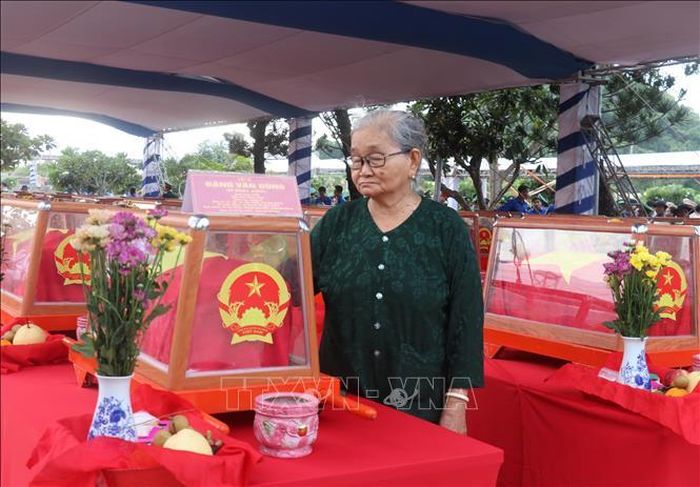 Thân nhân liệt sĩ Đặng Văn Dùng (tại xã Ba Chúc, tỉnh An Giang ) xúc động bên hài cốt của người thân mới được tìm thấy sau nhiều năm xa cách.