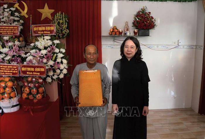 Phó Chủ tịch nước Võ Thị Ánh Xuân tặng quà thân nhân liệt sĩ Đặng Văn Dùng, xã Ba Chúc, tỉnh An Giang. Ảnh: Công Mạo-TTXVN Ảnh: Công Mạo/TTXVN