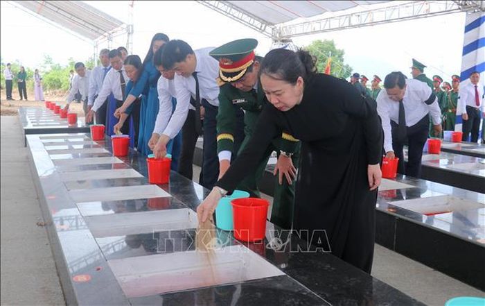 Phó Chủ tịch nước Võ Thị Ánh Xuân và đại biểu thực hiện nghi thức đưa tiễn các Anh hùng liệt sĩ quân tình nguyện và chuyên gia Việt Nam yên nghi tại nghĩa trang Liệt sĩ Dốc Bà Đắc (phường Thới Sơn, tỉnh An Giang). Ảnh: Công Mạo/TTXVN
