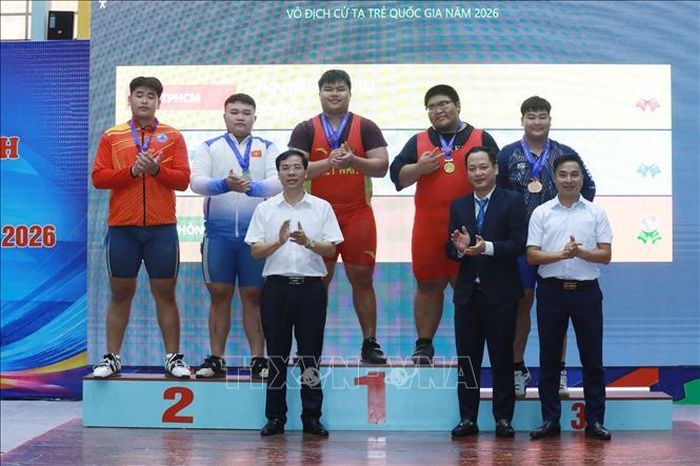 Ban tổ chức trao giải cho các vận động viên xuất sắc nhất hạng cân trên 110 kg nam.