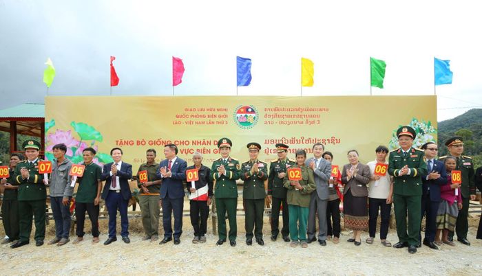 Đại tướng Phan Văn Giang và Đại tướng Khăm Liêng - Ụ Thạ Cay Sỏn cùng Đoàn công tác Bộ Quốc phòng hai nước tặng bò giống cho nhân dân biên giới nước Cộng hòa Dân chủ Nhân dân Lào trong Chương trình Giao lưu hữu nghị Quốc phòng biên giới Việt Nam - Lào lần thứ 3.