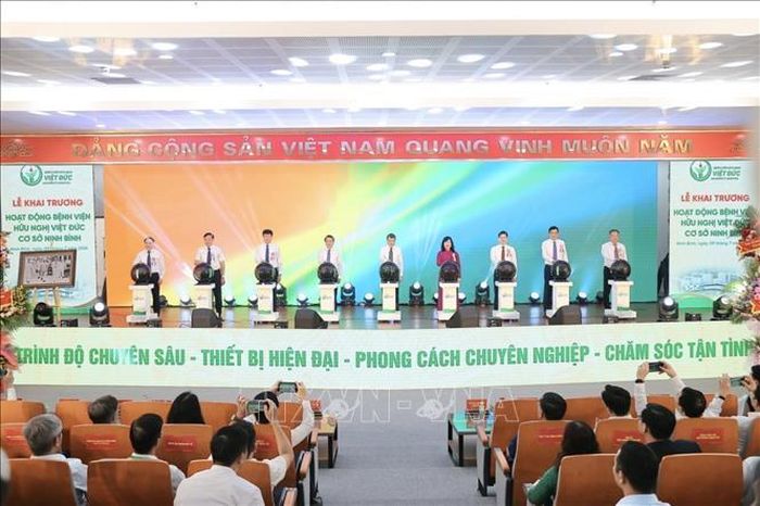 Đại biểu thực hiện nghi thức khai trương Bệnh viện Việt Đức cơ sở Ninh Bình.