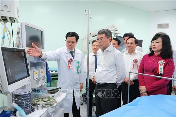 Thủ tướng Lê Minh Hưng và đại biểu tham quan khu vực phòng mổ của Bệnh viện Việt Đức cơ sở Ninh Bình. Ảnh: Minh Quyết/TTXVN