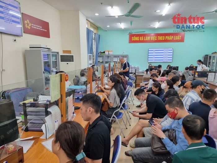 Người lao động chờ giải quyết thủ tục bảo hiểm thất nghiệp kết hợp khai báo tìm việc làm.