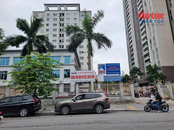 Sàn giao dịch việc làm trung tâm Hà Nội chuyển ra địa điểm mới số 2 Hạ Yên Quyết (Yên Hòa, Hà Nội) trong thời gian trụ sở cũ được sửa chữa, xây mới.