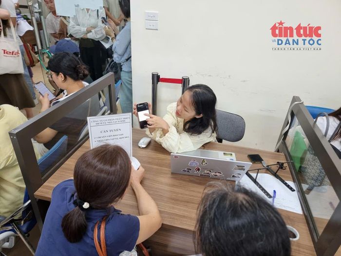 Chị Vũ Hồng Nhung tư vấn vị trí việc làm tại Sàn Giao dịch việc làm Hà Nội.