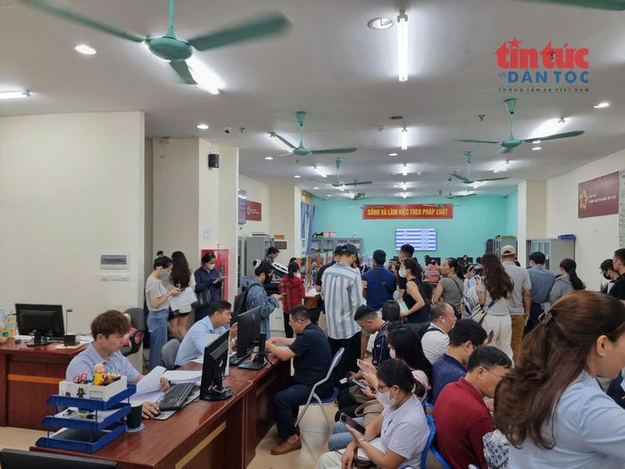 Do là trụ sở tạm nên khá trật hẹp cho người đến giao dịch làm bảo hiểm thất nghiệp và tư vấn việc làm.