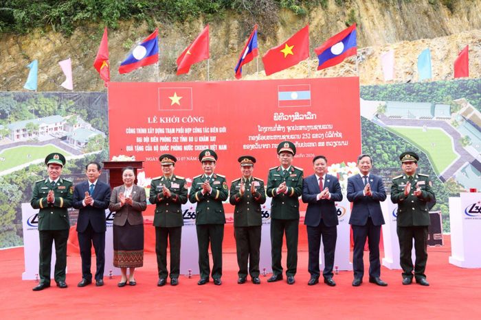 Đại tướng Phan Văn Giang và Đại tướng Khăm Liêng - Ụ Thạ Cay Sỏn cùng Đoàn công tác Bộ Quốc phòng hai nước và lãnh đạo tỉnh Nghệ An tham dự Lễ khởi công công trình xây dựng Trạm phối hợp công tác biên giới Đại đội biên phòng 252 tỉnh Bo Ly Khăm Xay nước Cộng hòa Dân chủ Nhân dân Lào trong Chương trình Giao lưu hữu nghị Quốc phòng biên giới Việt Nam - Lào lần thứ 3.